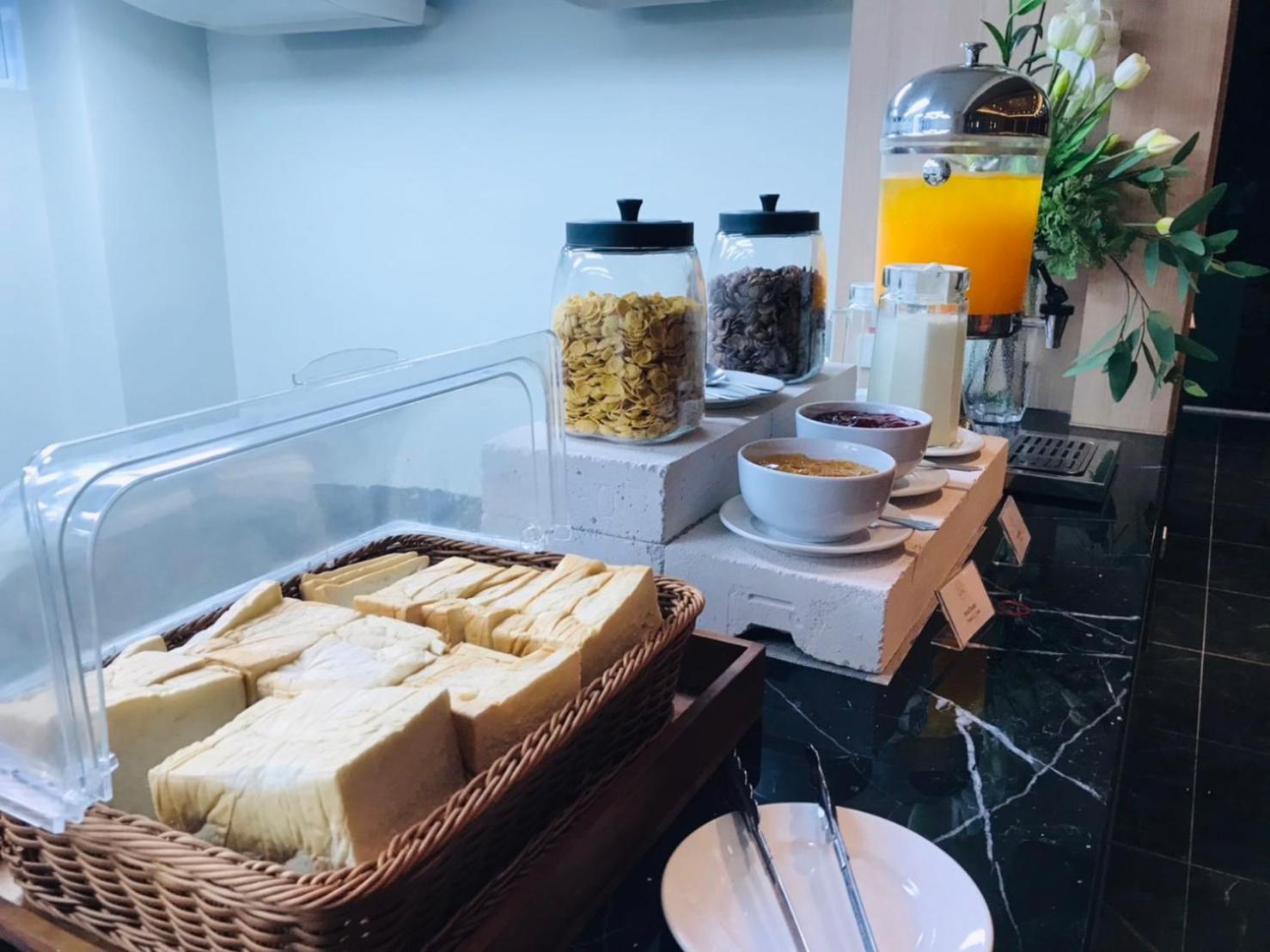 Mayflower Grande Suite Hotel Phitsanulok Buitenkant foto