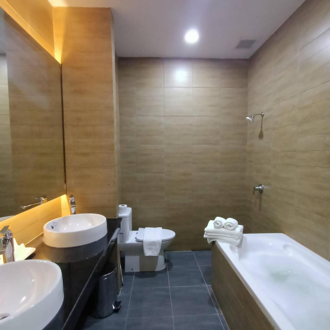 Mayflower Grande Suite Hotel Phitsanulok Buitenkant foto