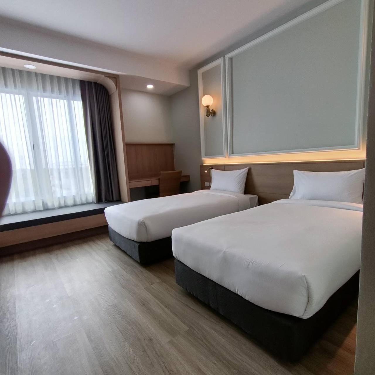 Mayflower Grande Suite Hotel Phitsanulok Buitenkant foto