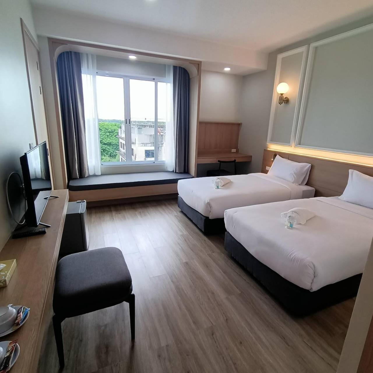 Mayflower Grande Suite Hotel Phitsanulok Buitenkant foto