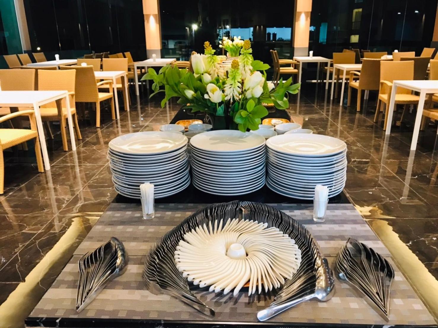 Mayflower Grande Suite Hotel Phitsanulok Buitenkant foto