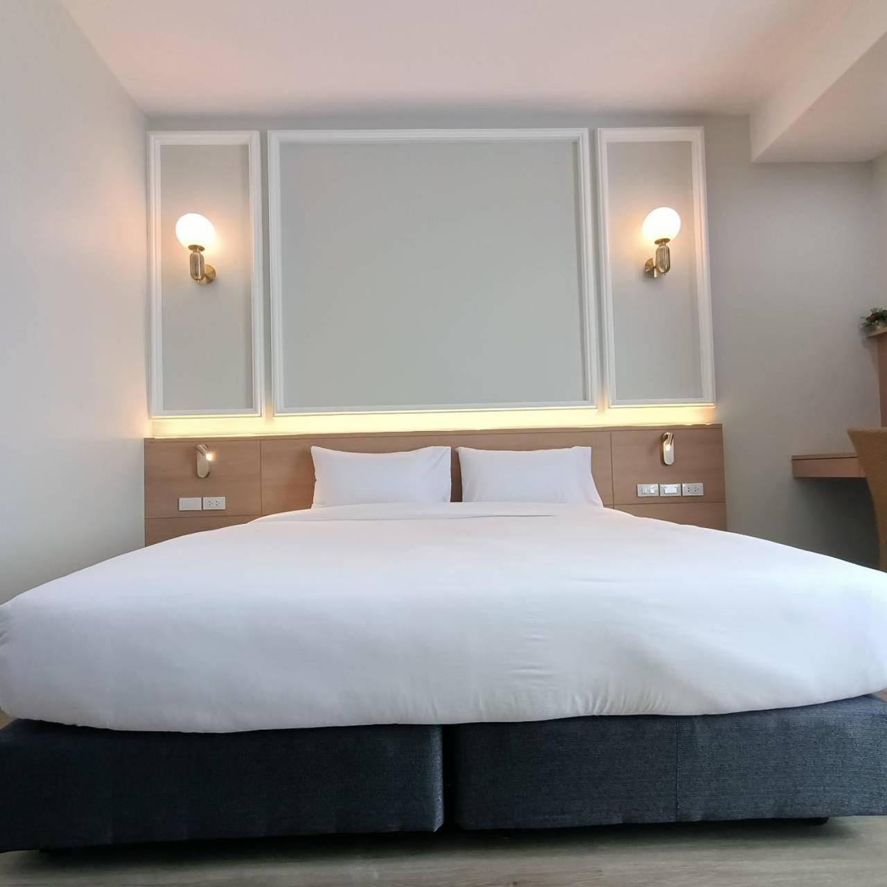 Mayflower Grande Suite Hotel Phitsanulok Buitenkant foto