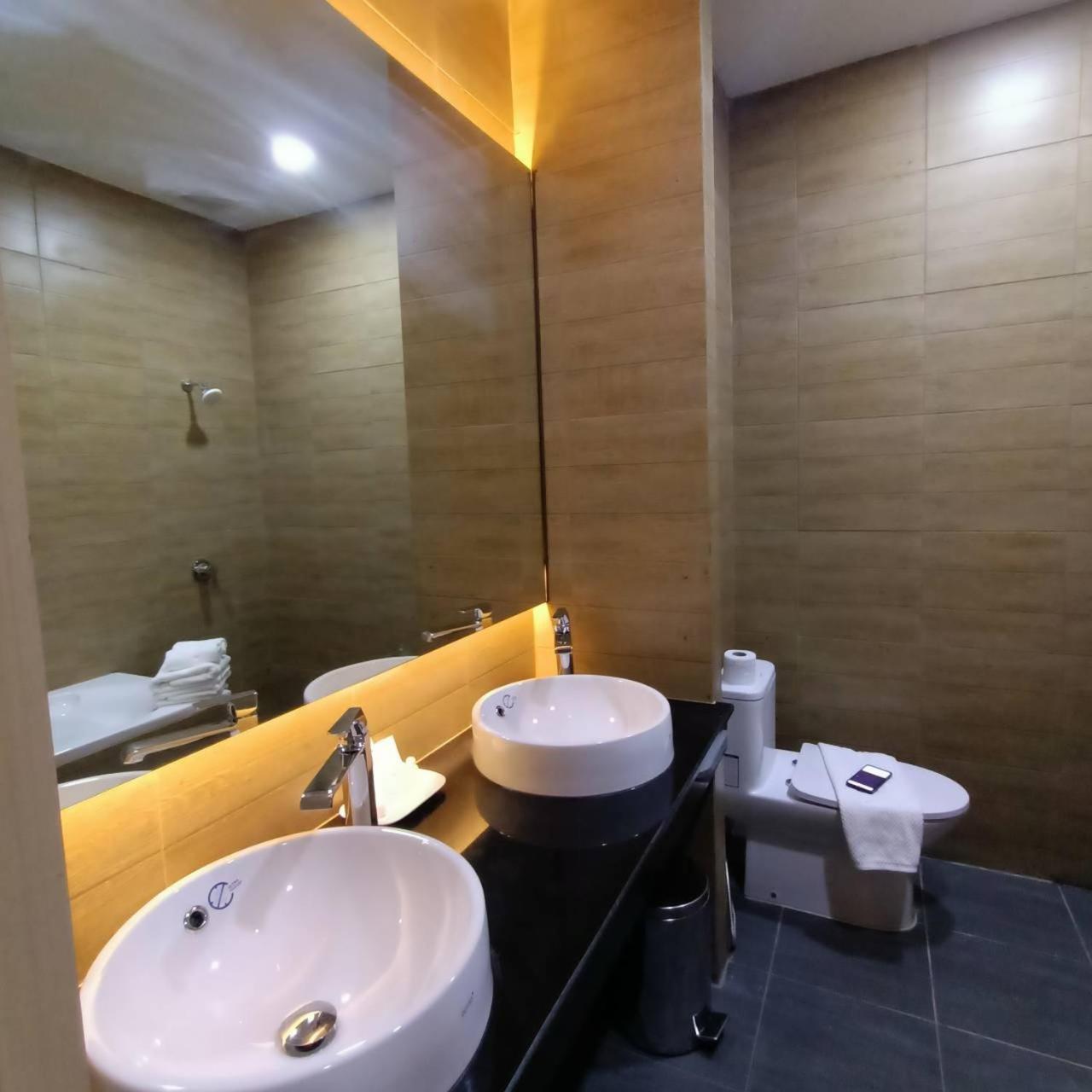 Mayflower Grande Suite Hotel Phitsanulok Buitenkant foto