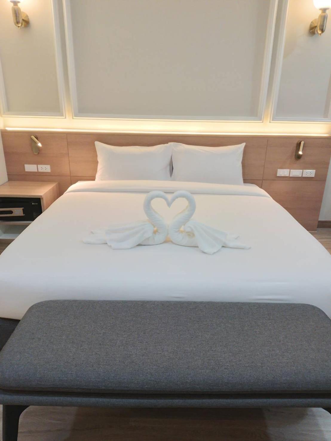 Mayflower Grande Suite Hotel Phitsanulok Buitenkant foto