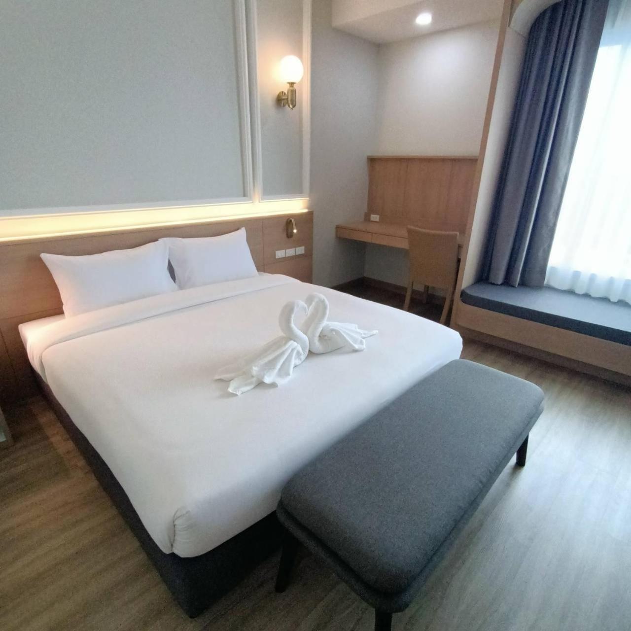 Mayflower Grande Suite Hotel Phitsanulok Buitenkant foto