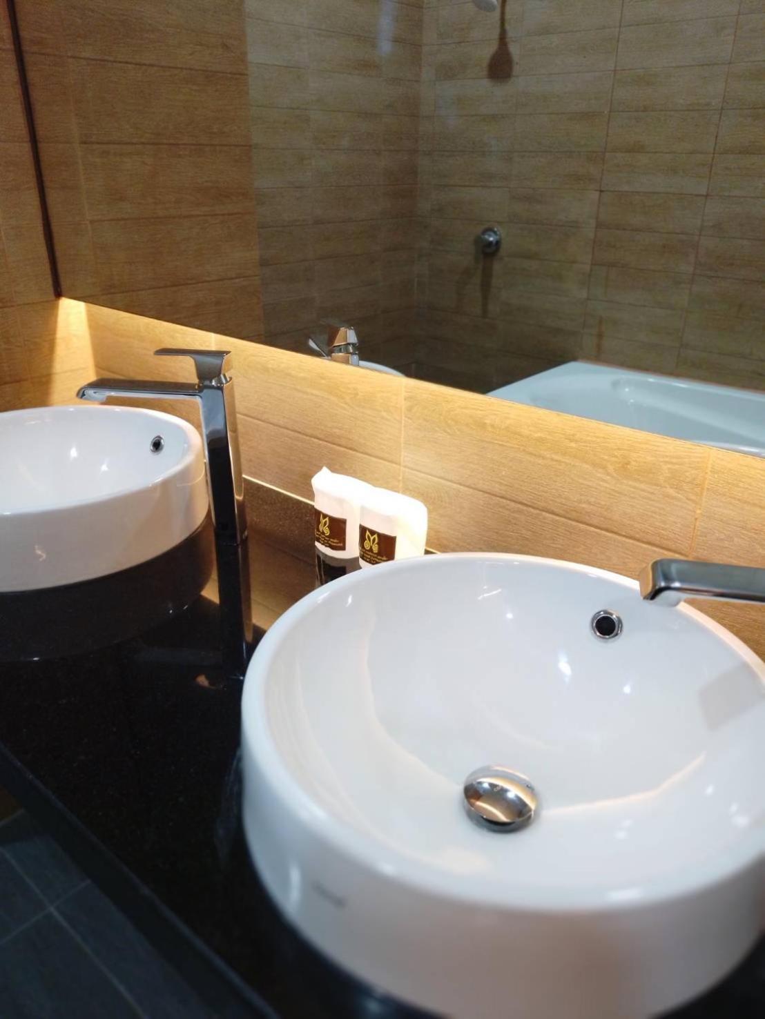 Mayflower Grande Suite Hotel Phitsanulok Buitenkant foto
